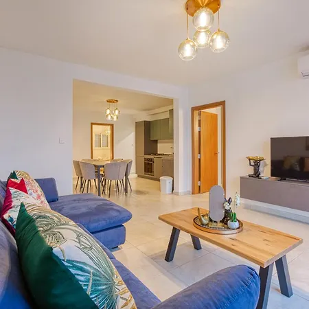 Apartamento Life On Waters Edge With Unique Views In St Pauls By 360 Estates *