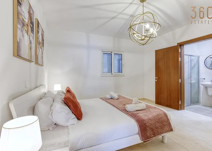 Life On Waters Edge With Unique Views In St Pauls By 360 Estates *